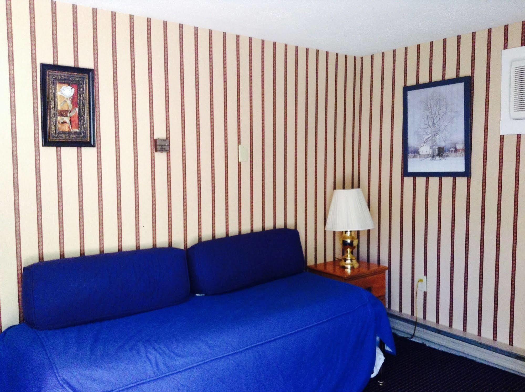 The Villager Motel Бартлетт Экстерьер фото