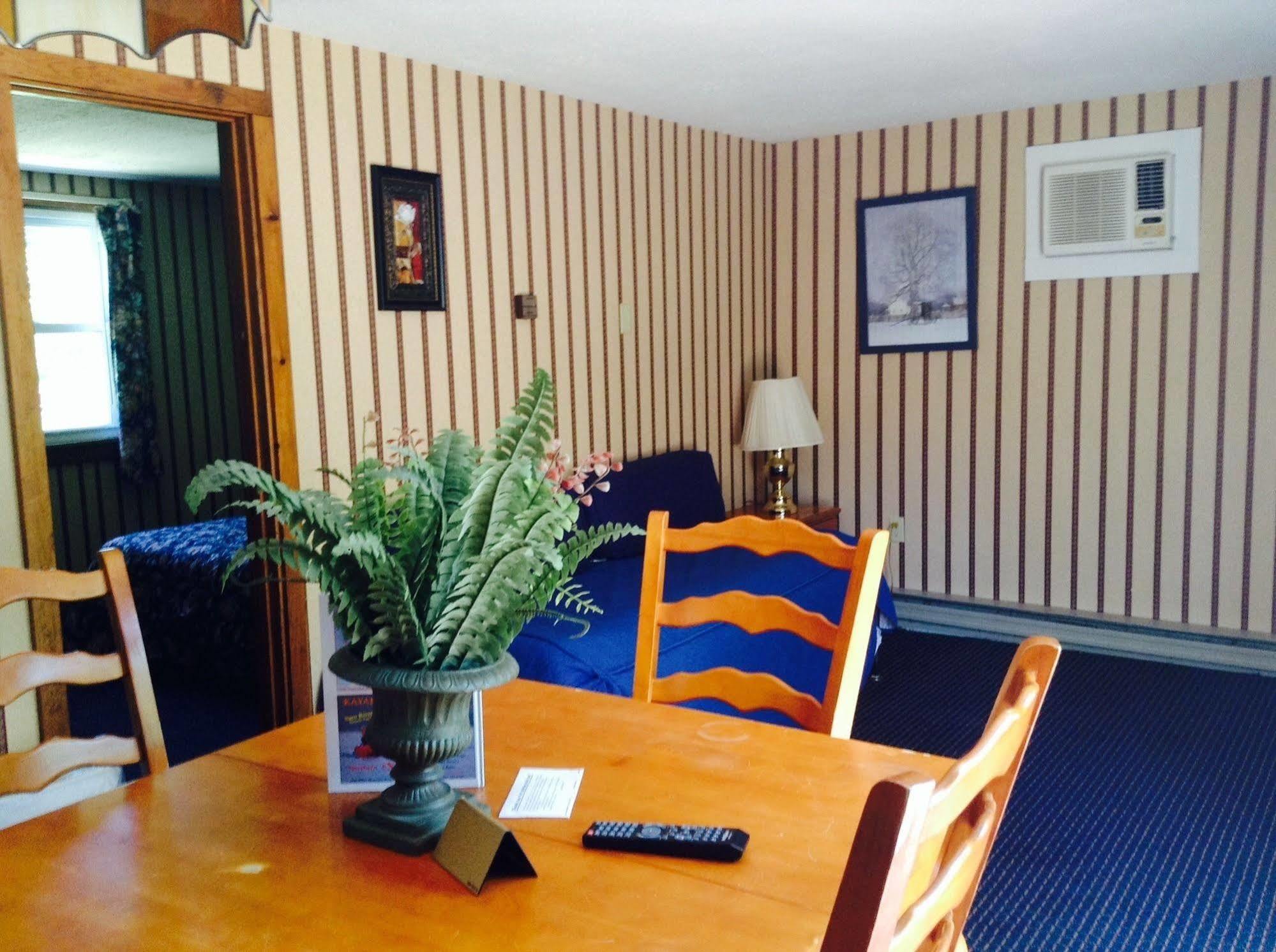 The Villager Motel Бартлетт Экстерьер фото