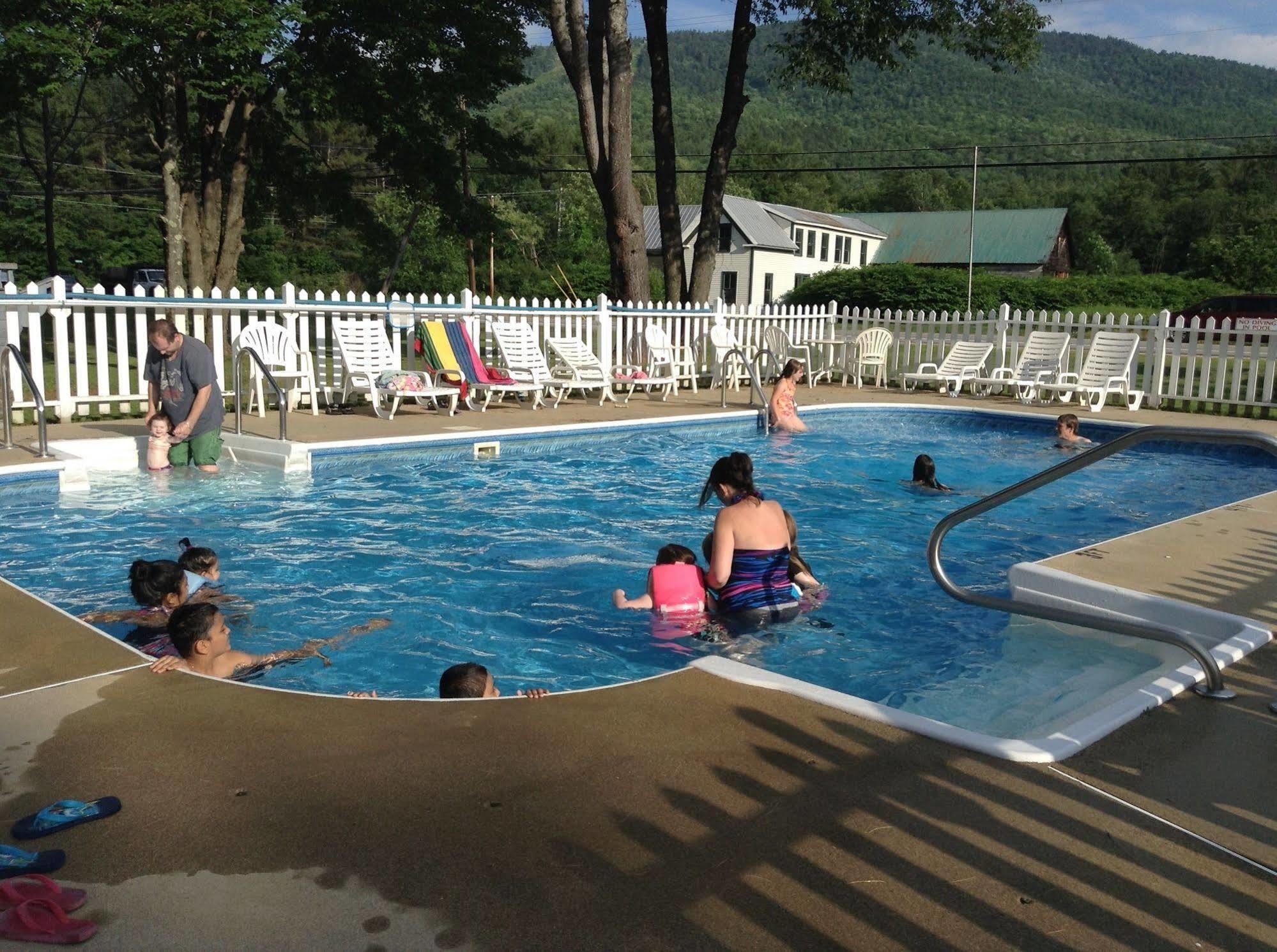 The Villager Motel Бартлетт Экстерьер фото