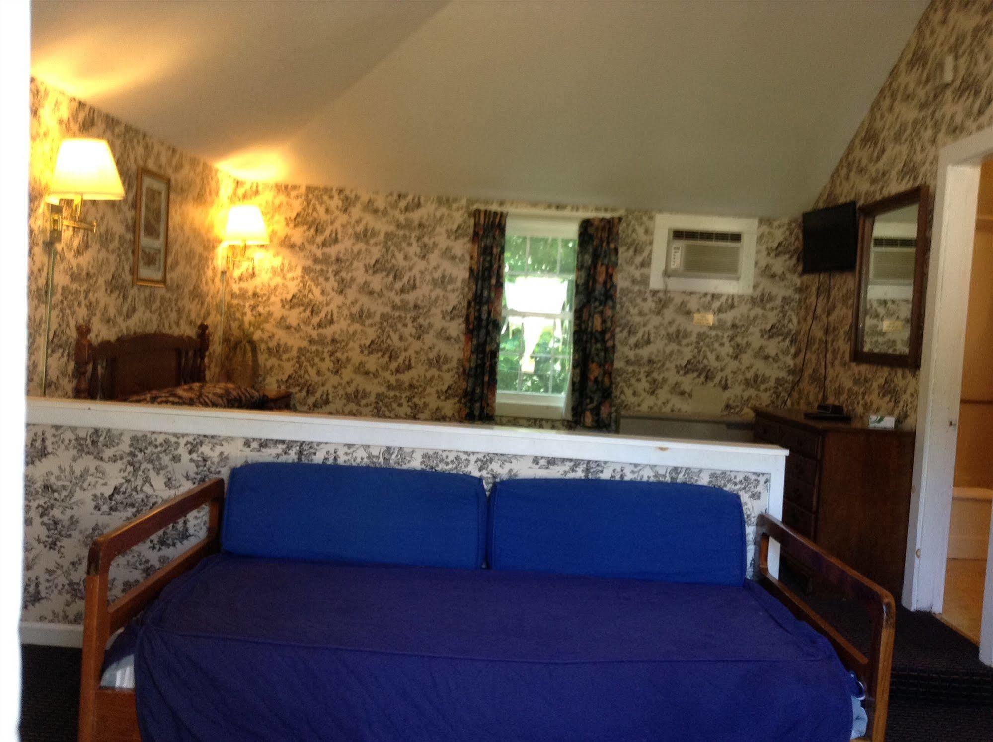 The Villager Motel Бартлетт Экстерьер фото