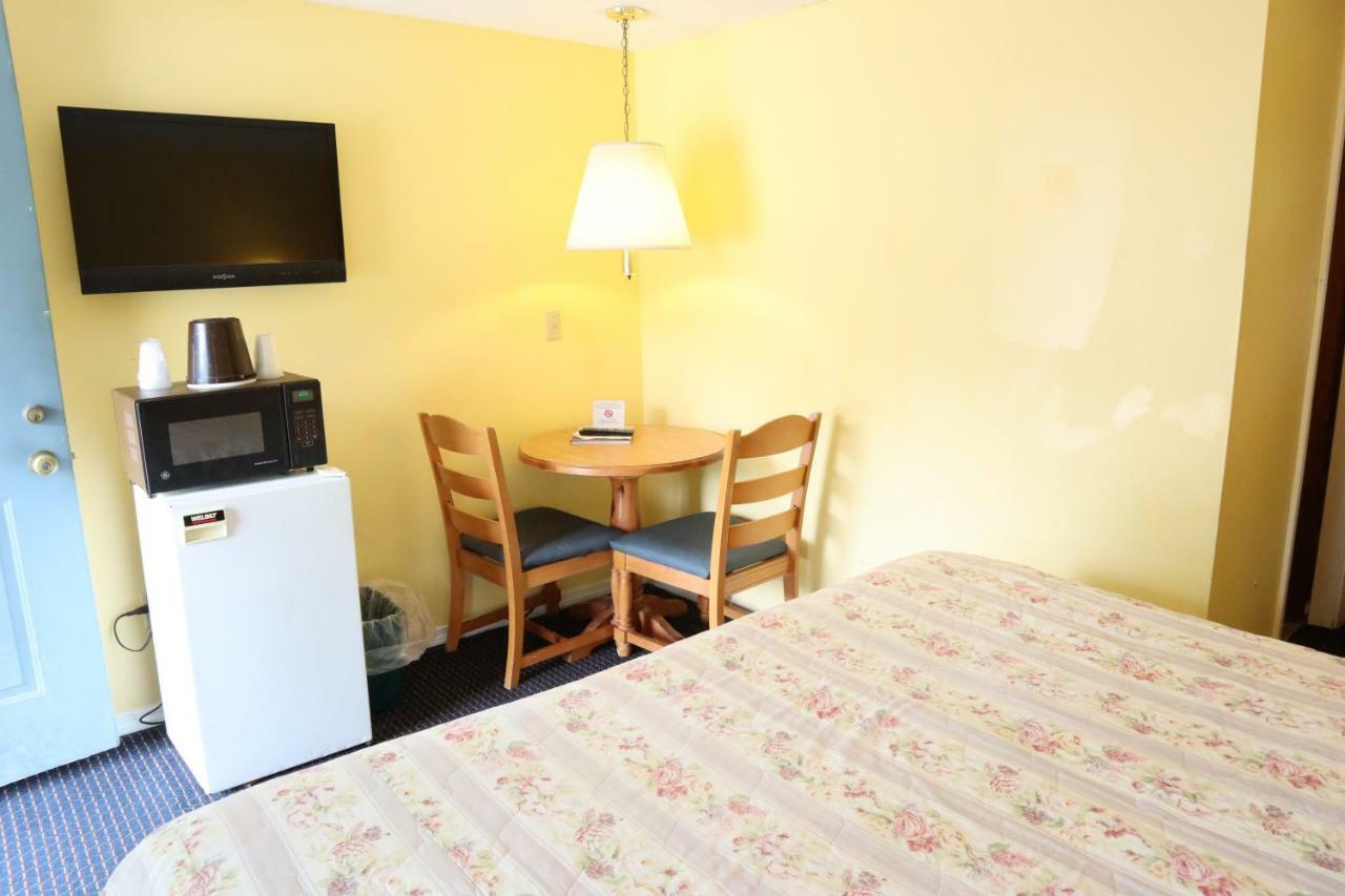 The Villager Motel Бартлетт Экстерьер фото